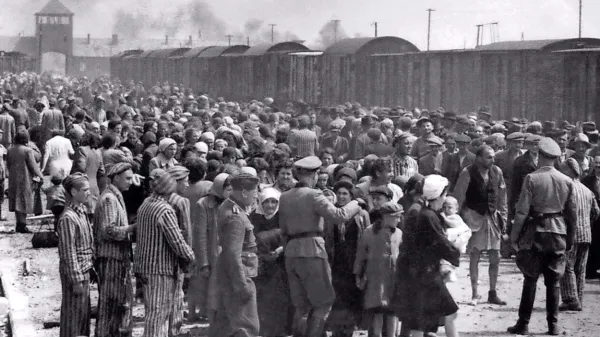 Na koncu železniške proge v Auschwitz-Birkenauu je dr. Mengele 
osebno pošiljal taboriščnike v smrt.