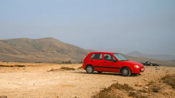 Najboljša rešitev za čiščenje notranjosti avta je močan sesalnik, a 
če ga nimate pri roki, lahko umazanijo očistite tudi na druge, 
precej preproste in učinkovite načine. 
