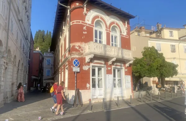 Fasada stavbe, v kateri je Galerija Hermana Pečariča, nujno  
potrebuje prenovo. 