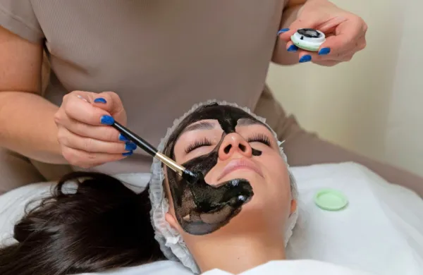 Maske iz gline so izdelane iz surovin, ki naravno vsebujejo težke 
kovine.