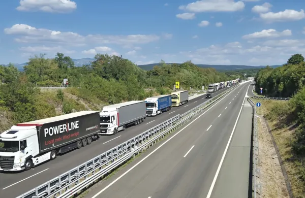 Sekcija za promet pri Obrtno-podjetniški zbornici Slovenije in 
Združenje za promet pri Gospodarski zbornici Slovenije opozarjata, da so zaradi zaprtja vipavske hitre ceste med Razdrtim in 
Vipavo ter preusmeritve tovornega tranzita na mejni prehod 
Fernetiči razmere na primorski avtocesti nevzdržne. 