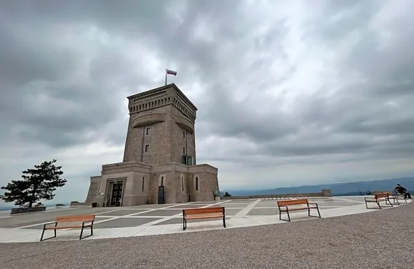 V 3. fazi zunanje ureditve in prizidave Pomnika miru so med 
drugim  zgradili oporne zidove in uredili zunanja stopnišča z 
brežinami ter tlakovali južno elipso ob objektu s klančinama. 