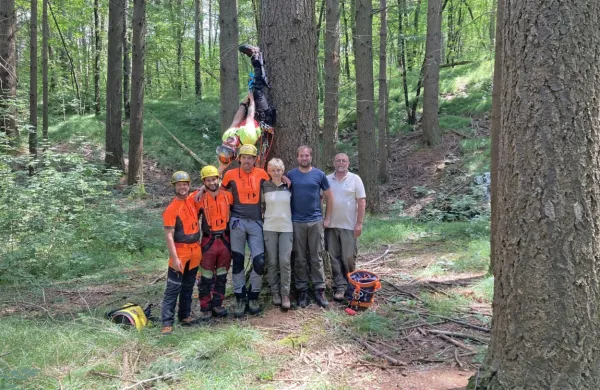 Sodelavci zavoda za gozdove in srednje gozdarske in lesarske šole iz Postojne, ki so izmerili višino in širino 
dreves. 

