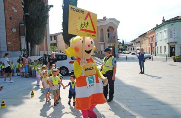  Malčke sta na varno pot v šolo pospremila superjunaka Anja in 
Marko.