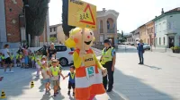  Malčke sta na varno pot v šolo pospremila superjunaka Anja in 
Marko.