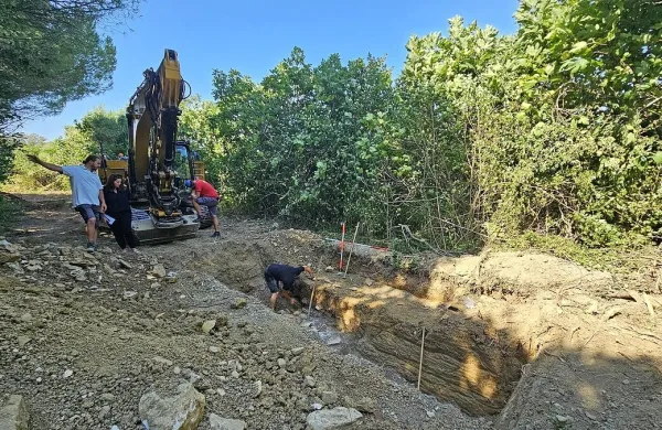 Eden od 50 testnih jarkov v Viližanu, ki so jih zdaj  že zasuli.