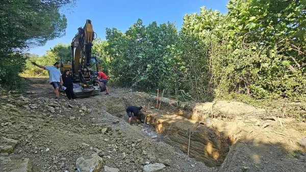 Eden od 50 testnih jarkov v Viližanu, ki so jih zdaj  že zasuli.