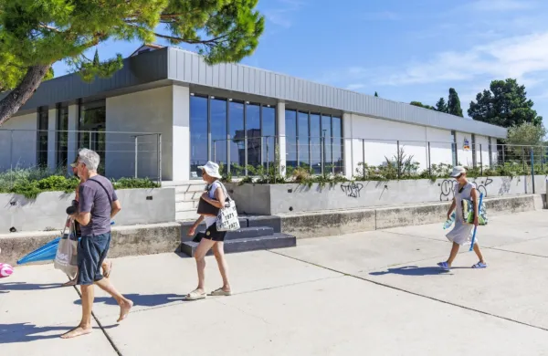 Nepremičnino na eni najbolj elitnih lokacij v središču Portoroža, tik ob promenadi, je kupilo podjetje TCG Invest, ki je že lastnik  sosednjih 
prostorov v zgradbi, v njih deluje  drogerija DM. 



