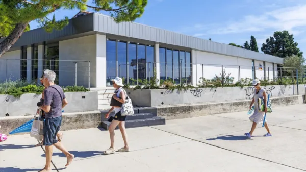 Nepremičnino na eni najbolj elitnih lokacij v središču Portoroža, tik ob promenadi, je kupilo podjetje TCG Invest, ki je že lastnik  sosednjih 
prostorov v zgradbi, v njih deluje  drogerija DM. 



