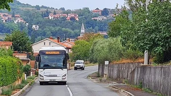 Združitev primestnih in šolskih prevozov bo prinesla večje število 
voženj in boljšo povezanost podeželja in mesta.