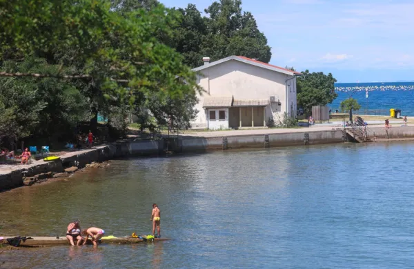 Območje kopališča Debeli rtič je bilo dolgo časa predmet spora. 