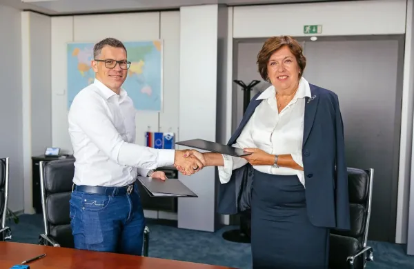 V imenu Luke Koper sta pogodbo podpisala predsednica uprave 
Nevenka Kržan, v imenu izvajalcev pa direktor družbe Kolektor 
Koling Marko Trampuž. 