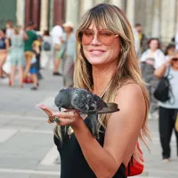 Manekenka Heidi Klum se je sprehodila po središču mesta. 