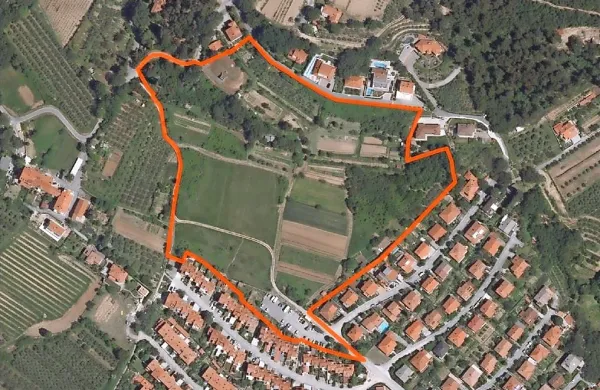  4,9 hektarja veliko zemljišče med Srebrničevo ulico in Razgledno cesto si po novem delijo dve zasebni družbi in občina.
