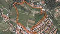  4,9 hektarja veliko zemljišče med Srebrničevo ulico in Razgledno cesto si po novem delijo dve zasebni družbi in občina.