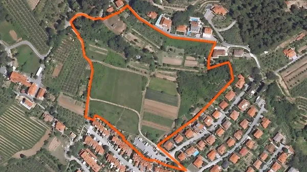  4,9 hektarja veliko zemljišče med Srebrničevo ulico in Razgledno cesto si po novem delijo dve zasebni družbi in občina.