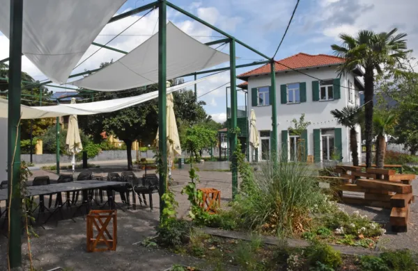 Epic kavarna in Super 8 odpirata vrata