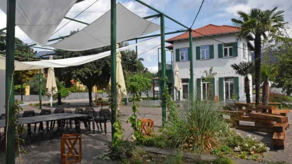 Epic kavarna in Super 8 odpirata vrata