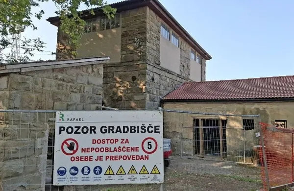 Pred časom so že začeli z obnovo železniške postaje