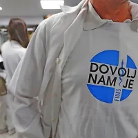 Čeprav so se zdravniške plače močno zvišale, število zdravnikov 
pa se iz leta v leto povečuje, v sindikatu Fides še kar vztrajajo pri 
stavki.