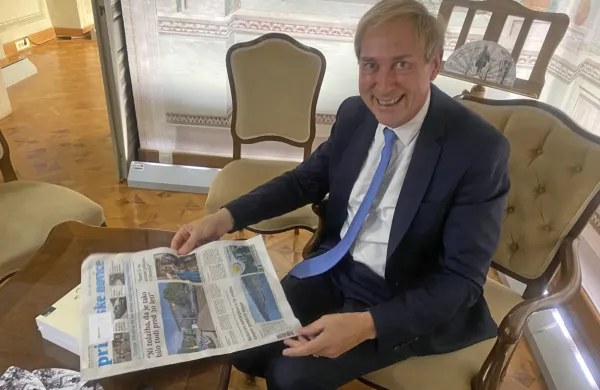 Jean-Philippe Carpentier si je z zanimanjem ogledal izvod Primorskih novic, v katerem smo poročali o njegovem obisku 
grobnice na Kostanjevici.  