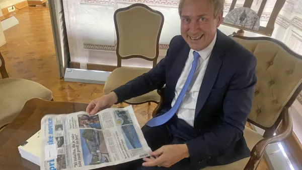 Jean-Philippe Carpentier si je z zanimanjem ogledal izvod Primorskih novic, v katerem smo poročali o njegovem obisku 
grobnice na Kostanjevici.  