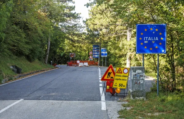  Na sliki so vidne table, ki opozarjajo na popolno zaporo ceste med 
Socerbom in Prebenegom. Prehod je prepovedan tudi za kolesarje 
in pešce.
