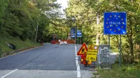  Na sliki so vidne table, ki opozarjajo na popolno zaporo ceste med 
Socerbom in Prebenegom. Prehod je prepovedan tudi za kolesarje 
in pešce.