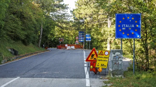  Na sliki so vidne table, ki opozarjajo na popolno zaporo ceste med 
Socerbom in Prebenegom. Prehod je prepovedan tudi za kolesarje 
in pešce.