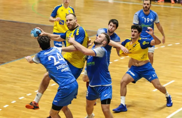 Obalnega rokometnega derbija ne bo niti v novi sezoni, saj bosta 
tako Izola (v modri opremi) koz Koper po izpadu igrala ligo niže.