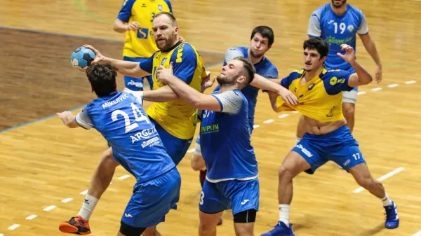 Obalnega rokometnega derbija ne bo niti v novi sezoni, saj bosta 
tako Izola (v modri opremi) koz Koper po izpadu igrala ligo niže.