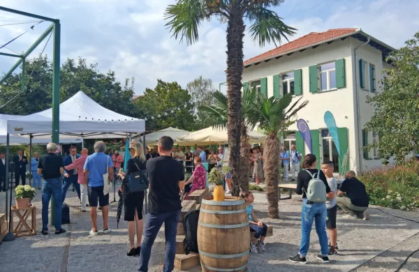 (FOTO) Na Trgu Evrope uradno odprli Super8 - prostor, ki bo povezoval lokalno gastronomijo, kulturo in umetnost