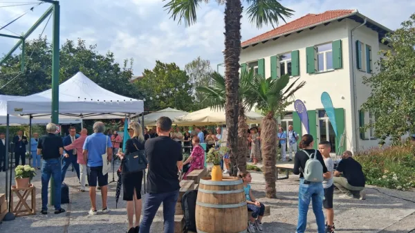 (FOTO) Na Trgu Evrope uradno odprli Super8 - prostor, ki bo povezoval lokalno gastronomijo, kulturo in umetnost