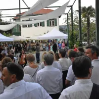 Množica ljudi na otvoritvi gostilne Super8