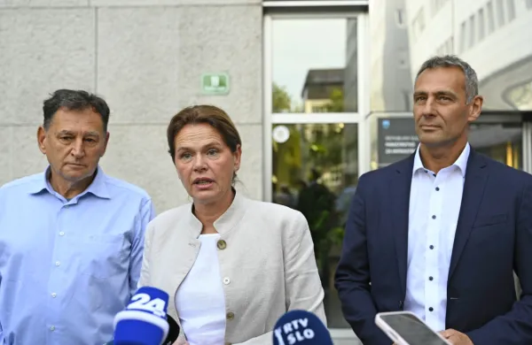 Ministrica za infrastrukturo Alenka Bratušek in predstavniki avtoprevoznikov so na današnjem sestanku razpravljali o možnih 
rešitvah za zastoje na primorski avtocesti.