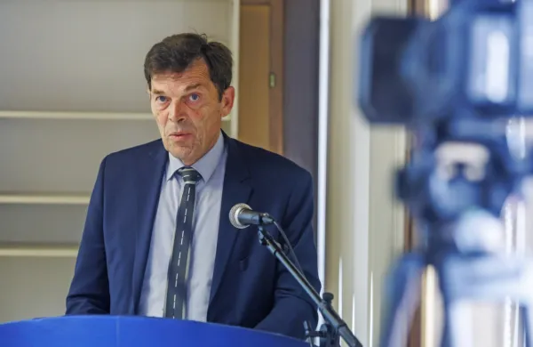 Minister za vzgojo in izobraževanje  dr. Vinko Logaj 