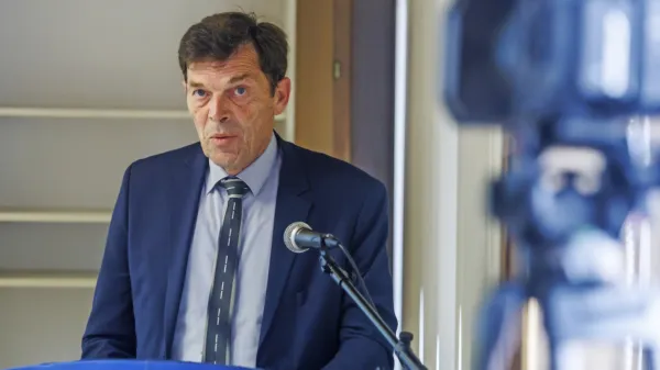 Minister za vzgojo in izobraževanje  dr. Vinko Logaj 