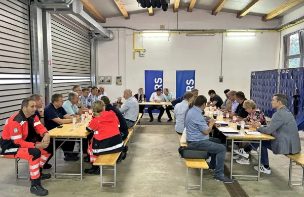 V Vipavi so predstavniki Darsa, policije, intervencijskih služb, 
avtoprevoznikov in lokalnih skupnosti dosegli skupni dogovor ob 
obnovi vipavske hitre ceste.  