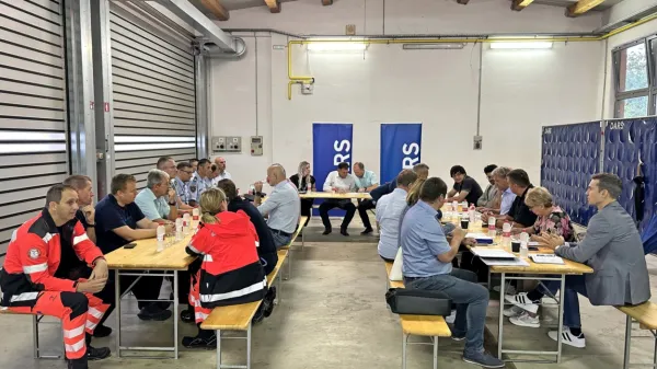 V Vipavi so predstavniki Darsa, policije, intervencijskih služb, 
avtoprevoznikov in lokalnih skupnosti dosegli skupni dogovor ob 
obnovi vipavske hitre ceste.  