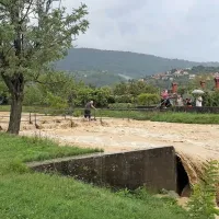 Narasla Badaševica v Šalari je preplavila tudi most.