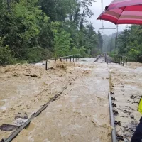 Tire na železniški progi pri Rižani je bilo komaj videti. 