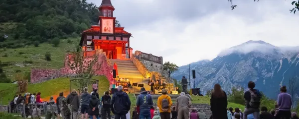 Spominska Cerkev Sv. Duha na Javorci  je bila minuli petek prizorišče drugega  od treh glasbeno-scenskih dogodkov projekta Umetnost proti puški, ki ga organizira Zveza Mink Tolmin v okviru GO! 2025.