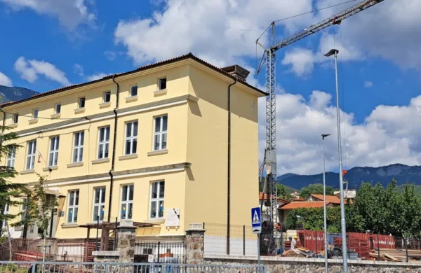 Sanacija strehe na podružnični šoli v Lokavcu se bo zavlekla v 
september. 