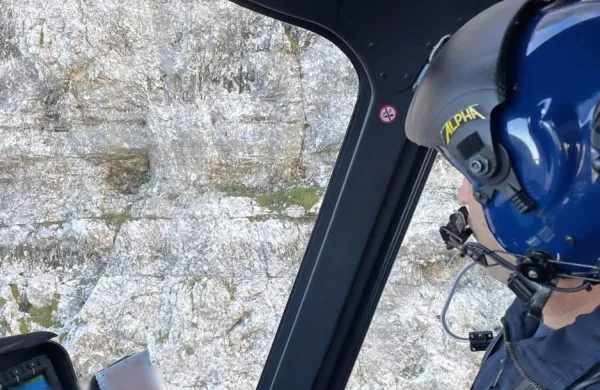 V sredo so reševalci s helikopterjem reševali dva adrenalinska 
ponesrečenca.