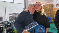 Veselje in čestitke ob najvišjih priznanjih v ocenjevanju Vino 
Slovenija v Gornji Radgoni: Anita Mavrič in Marjan Colja (Vinakras).  