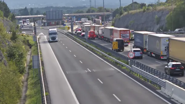 Na mejnem prehodu Fernetiči kolon še ne bo  kmalu konec.