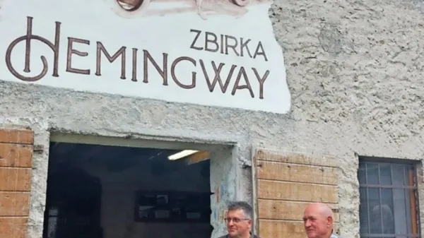 Branko Drekonja (desno) pred svojim muzejem v Morskem