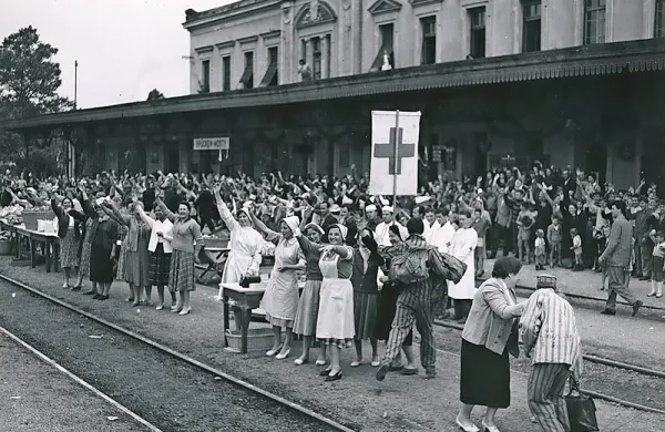 Prizor iz filma Tri četrtine sonca, ki so ga posneli na novogoriški 
železniški postaji, kamor se vrača v nedeljo.  