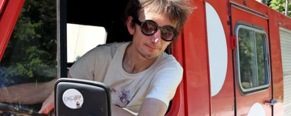 “Zame so lutke medij prihodnosti, ker so medij krize, ker so zmeraj 
preživele zaradi krize in se razvijale zaradi krize,” pravi Matija 
Solce.