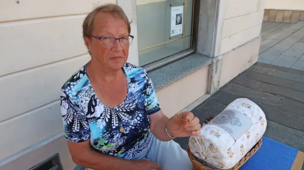 Takoj ko je Anica Uršič z bule na Mestnem trgu odpela simpatično čebelico, je nanjo namestila nov papirc (vzorec) za klekljanje.

